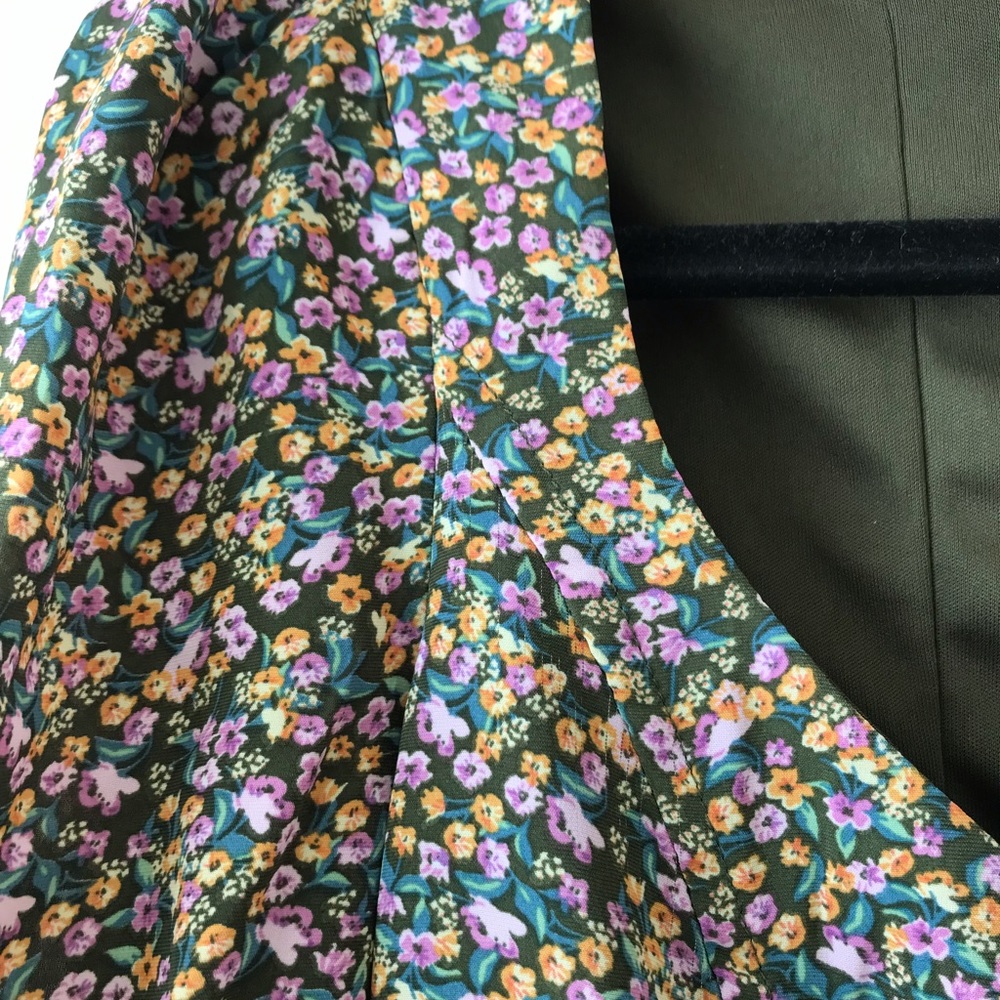 ASTR the Label V-Neck Bubble Sleeve Blouse Crop Top, Olive Lilac Ditsy, Size S - Picture 9 of 11